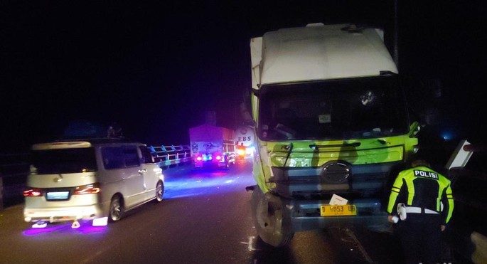 Tiga Tewas dalam Tabrakan Angkot dan Truk Tronton di Rajamandala