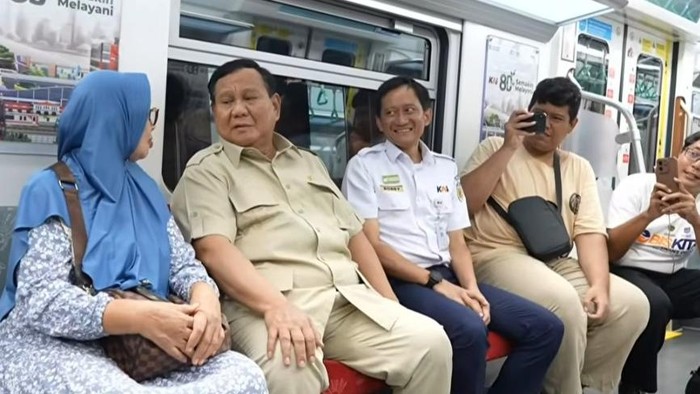 Prabowo Naik KRL Manggarai–Tanah Abang Sebelum Resmikan Stasiun Baru
