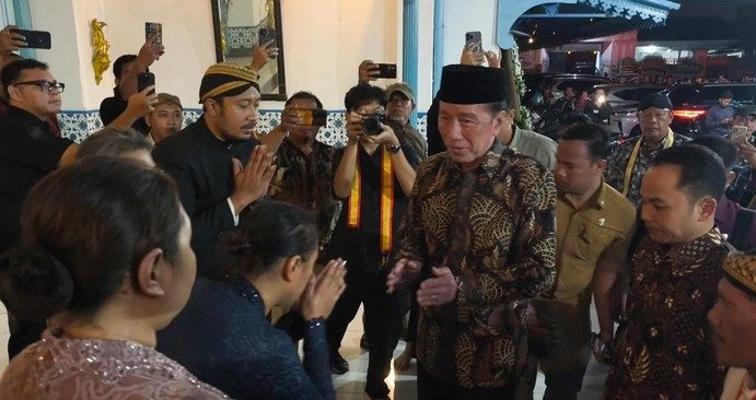 Jokowi Melayat ke Rumah Duka Pakubuwono XIII di Keraton Surakarta