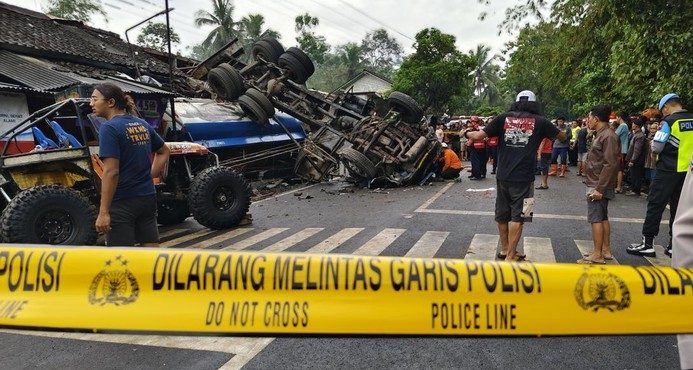 Truk Solar Terguling di Jalur Kalijambe, Dua Orang Dievakuasi