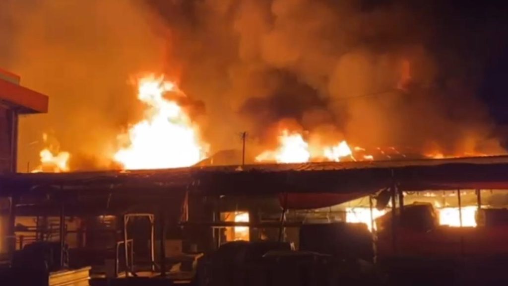 Empat Kios Pasar Sayur Tradisional di Pamekasan Hangus Terbakar