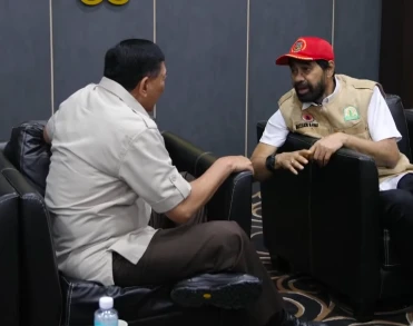 Menhan Sjafrie dan Mualem Bahas Banjir Aceh di Bandara SIM