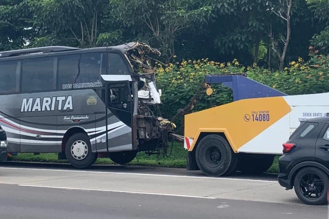 Bus dan Truk Tabrakan di Tol Jagorawi KM 42