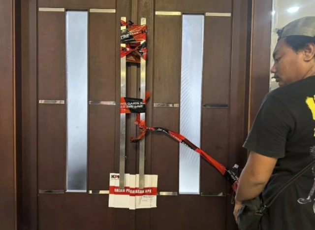 Ruang Kerja Bupati Bekasi Disegel KPK