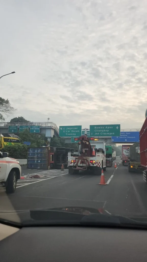 Truk Kontainer Terguling di Tol JORR KM 32, Lalu Lintas Tersendat