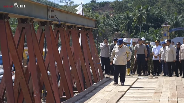 Prabowo Tinjau Jembatan Bailey Sungai Garoga di Tapanuli Selatan