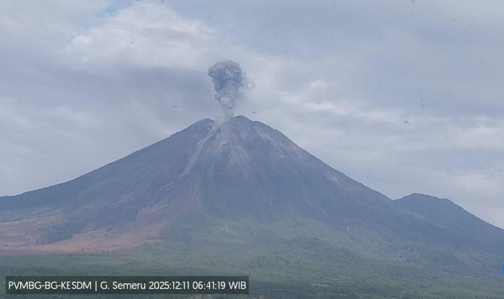 Erupsi Beruntun Semeru, Kolom Abu Capai 1.100 Meter