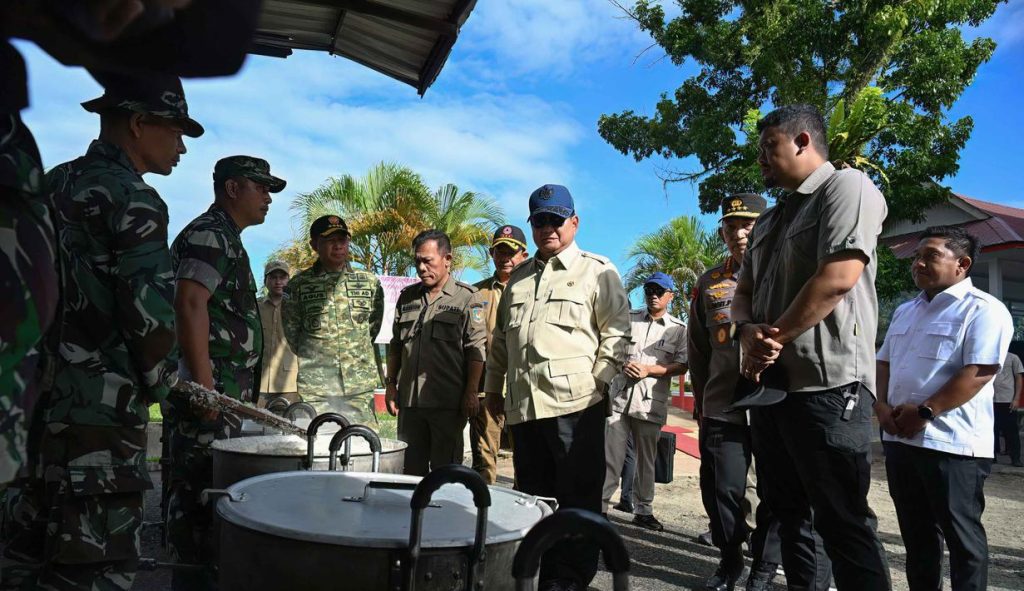 Prabowo Tinjau Dapur Umum di Tapteng dan Dengarkan Kisah Para Pengungsi