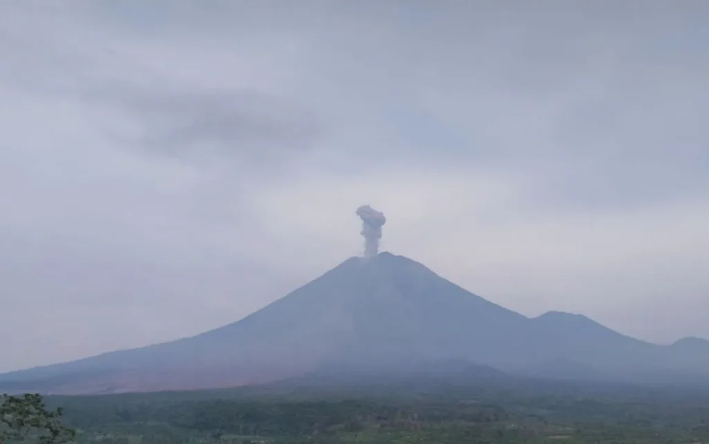 Gunung Semeru Tiga Kali Erupsi, Kolom Abu Capai 900 Meter