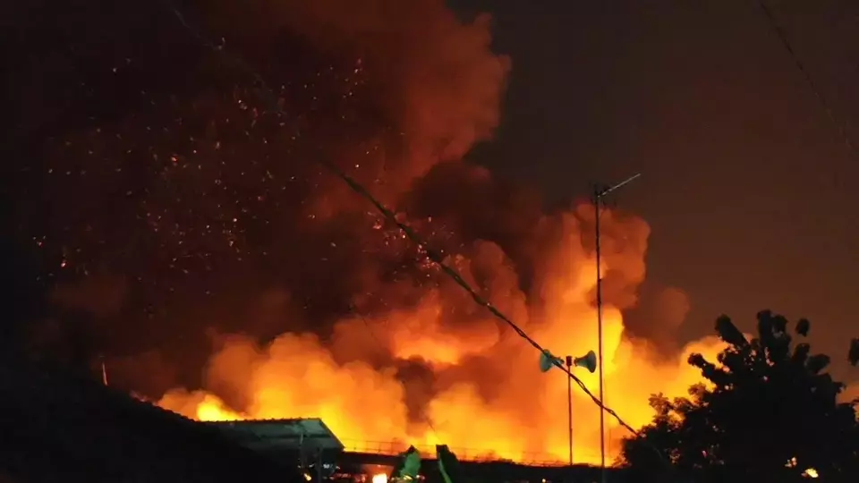 Gudang PT Dua Kelinci Terbakar, Karyawan Panik Menyelamatkan Diri