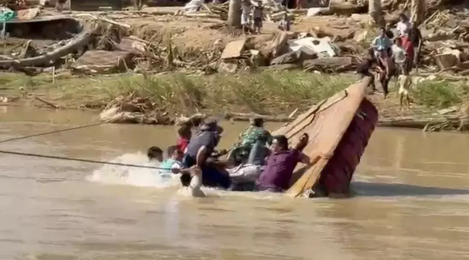 Wagub Aceh Tercebur ke Sungai Saat Tinjau Wilayah Terisolasi