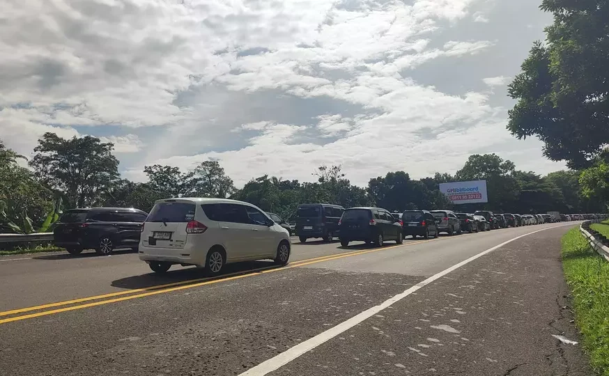 Hari Kerja, Arus Wisata ke Puncak Masih Padat