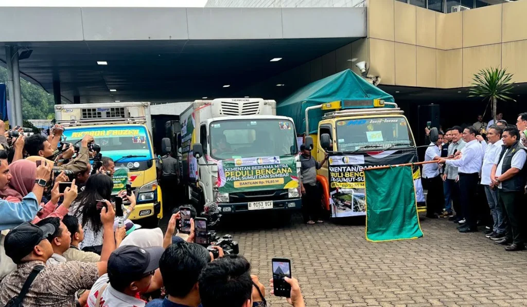 Amran Lepas Ratusan Truk Logistik untuk Korban Banjir Sumatra