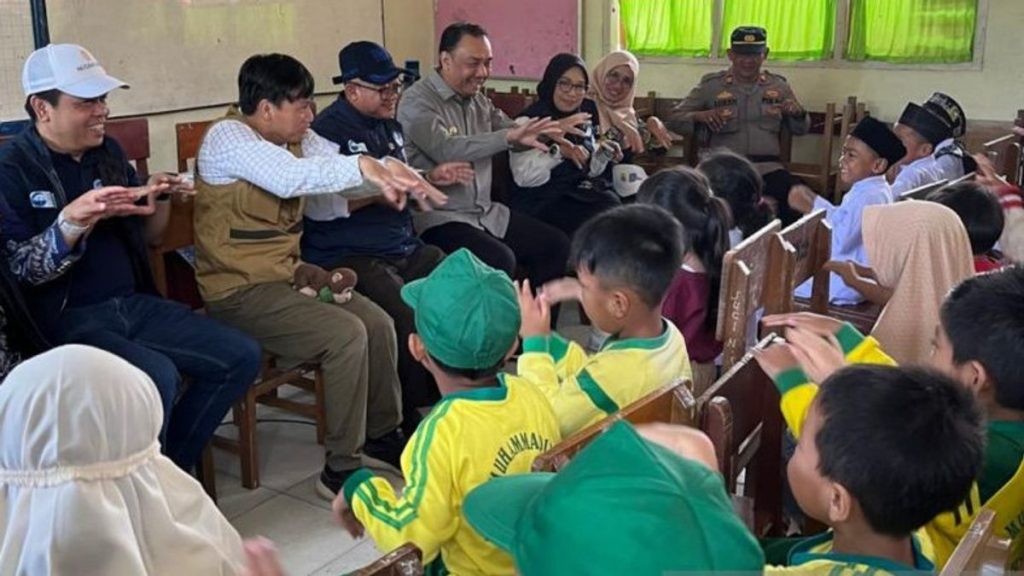 Abdul Mu’ti Kunjungi SMPN 1 Tanjung Raya Pasca Bencana
