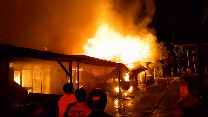 Kebakaran Besar Lalap Asrama Polisi di Tarakan