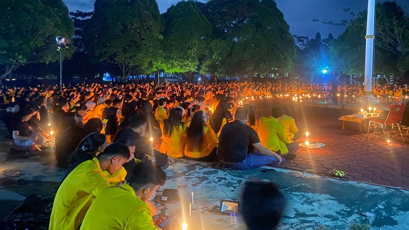 Ratusan Mahasiswa UPR Gelar Aksi 1.000 Lilin untuk Sumatera
