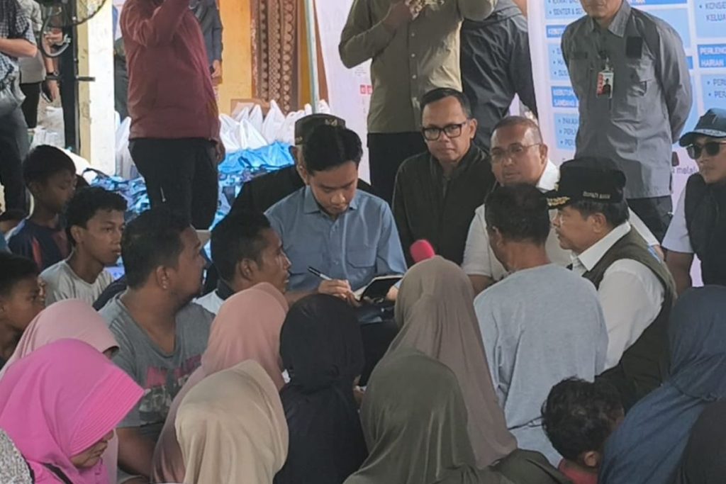 Gibran Tinjau Pengungsian Agam dan Serahkan Bantuan