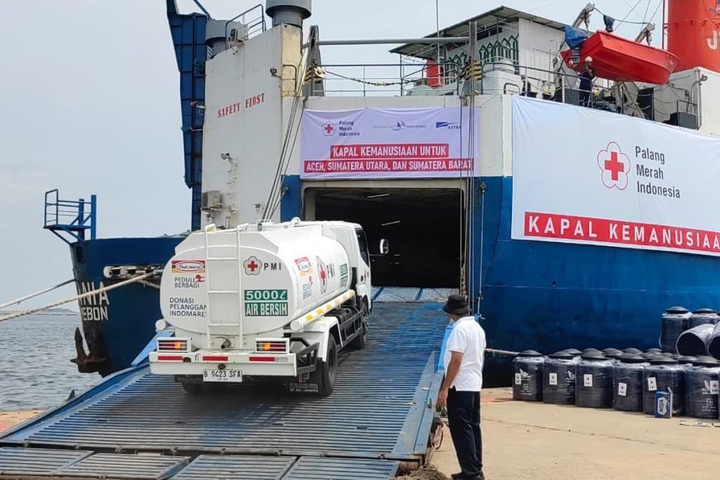 PMI Kirim 60 Tangki Air untuk Korban Banjir Sumatera