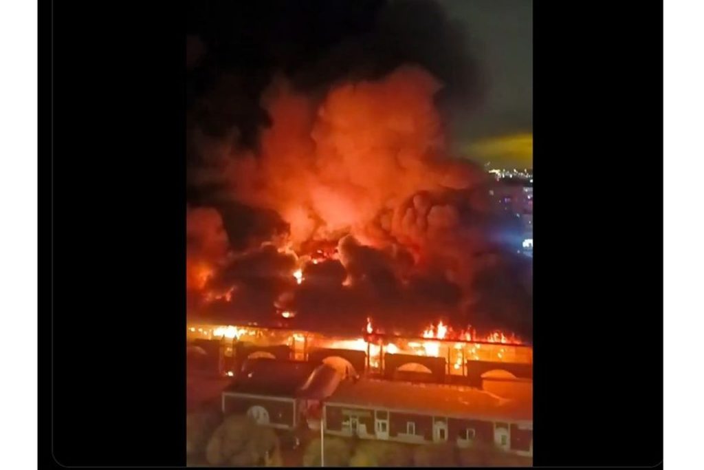 Kebakaran Besar Hanguskan Pasar St Petersburg di Rusia