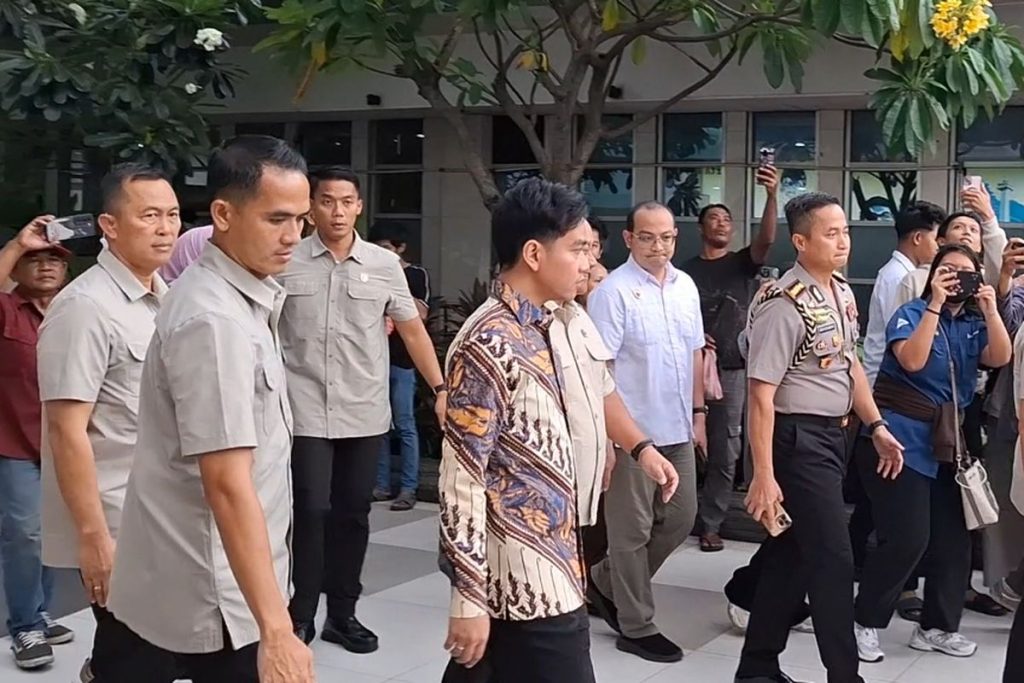 Gibran Jenguk Korban Kecelakaan Mobil MBG di Dua RSUD