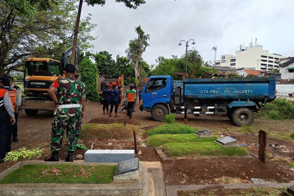 Pemprov Jakarta Tertibkan Lapak di TPU Kober Rawa Bunga
