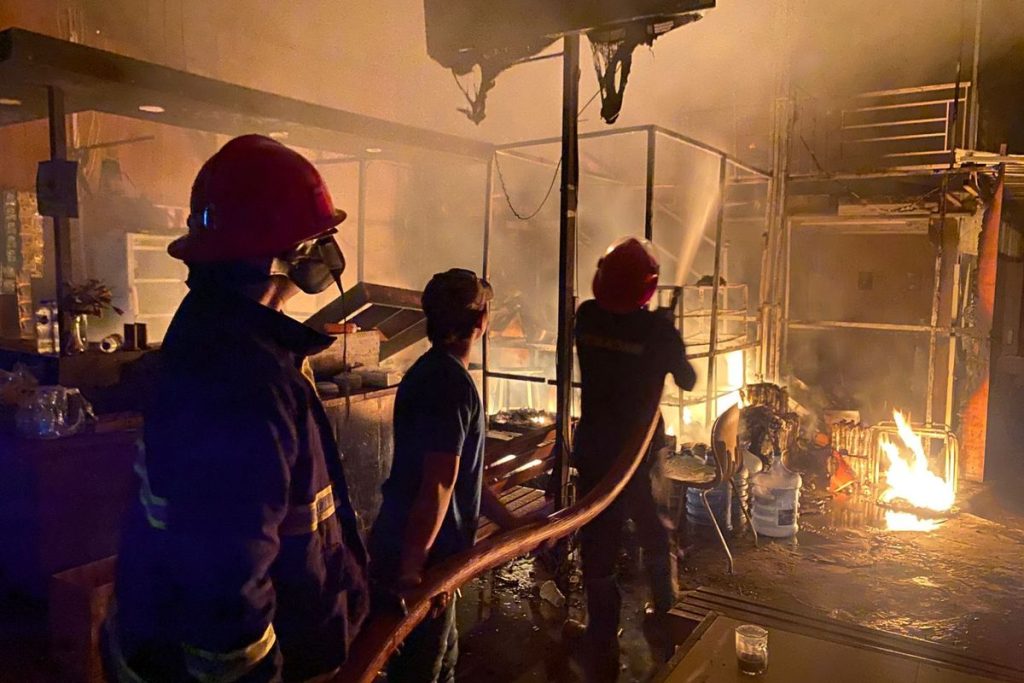 Kebakaran Dini Hari Hanguskan Kafe Selon di Pamekasan