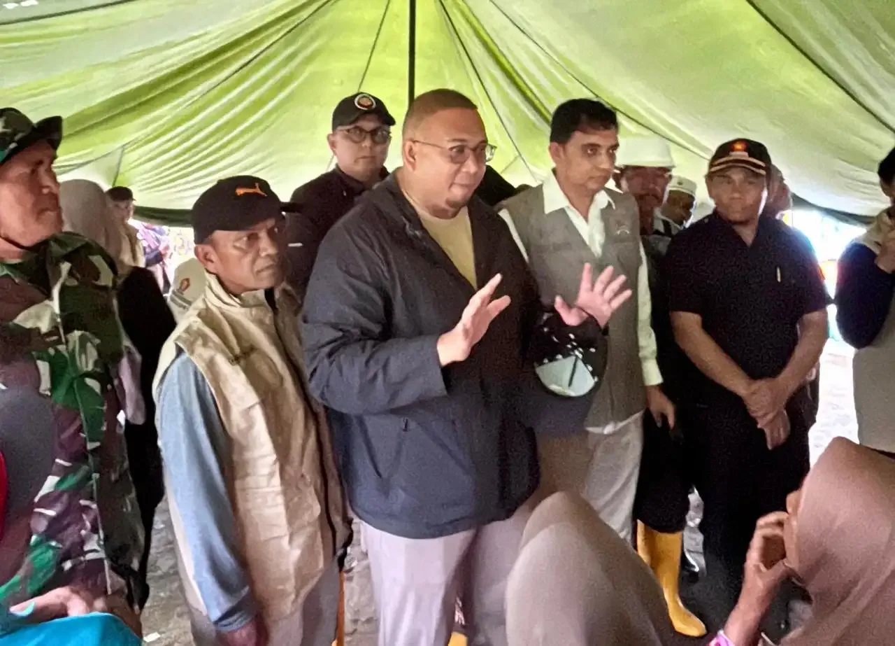 Andre Rosiade Tinjau Banjir Bandang Batang Kuranji dan Salurkan Bantuan
