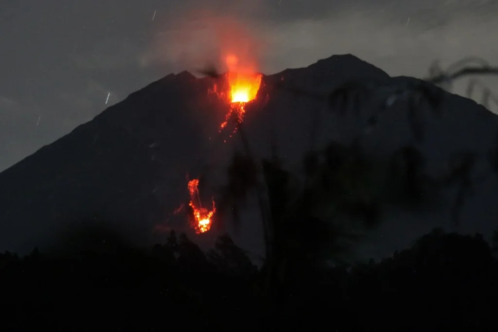 Gunung Semeru Meletus Beruntun, Guguran Lava Mengalir