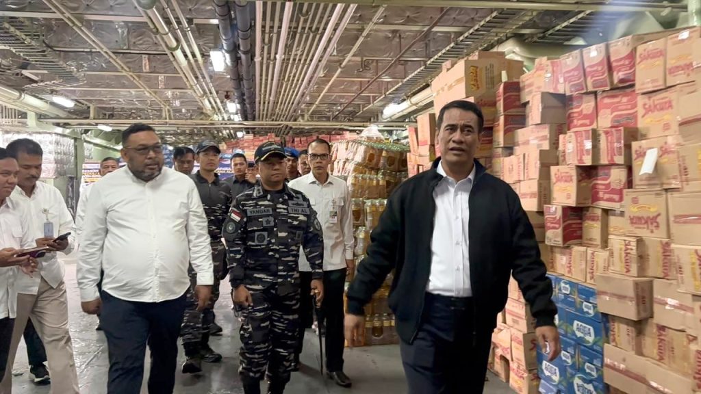 Mentan Amran Kirim Bantuan Sumatra via KRI Banda Aceh