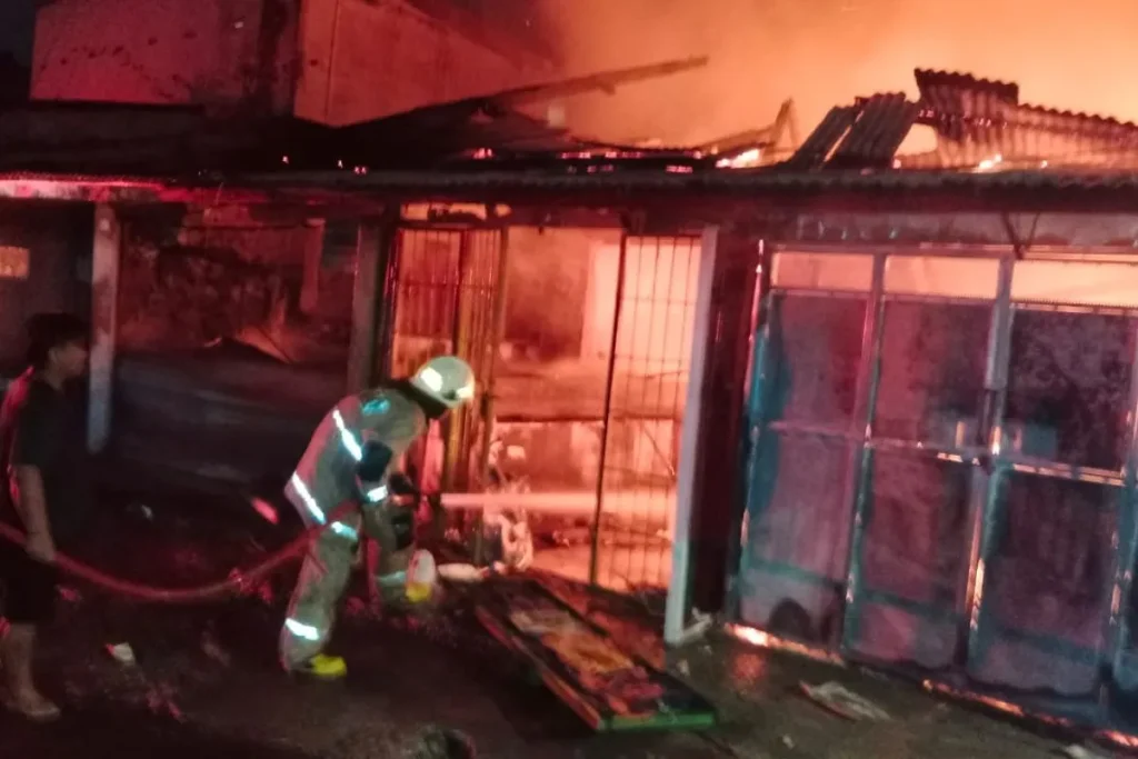 Kebakaran Besar Hanguskan Enam Bangunan di Kembangan