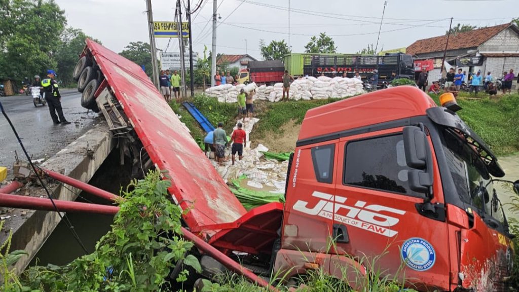 Sopir Mengantuk, Truk Pupuk Terjun ke Sungai di Pantura Pati