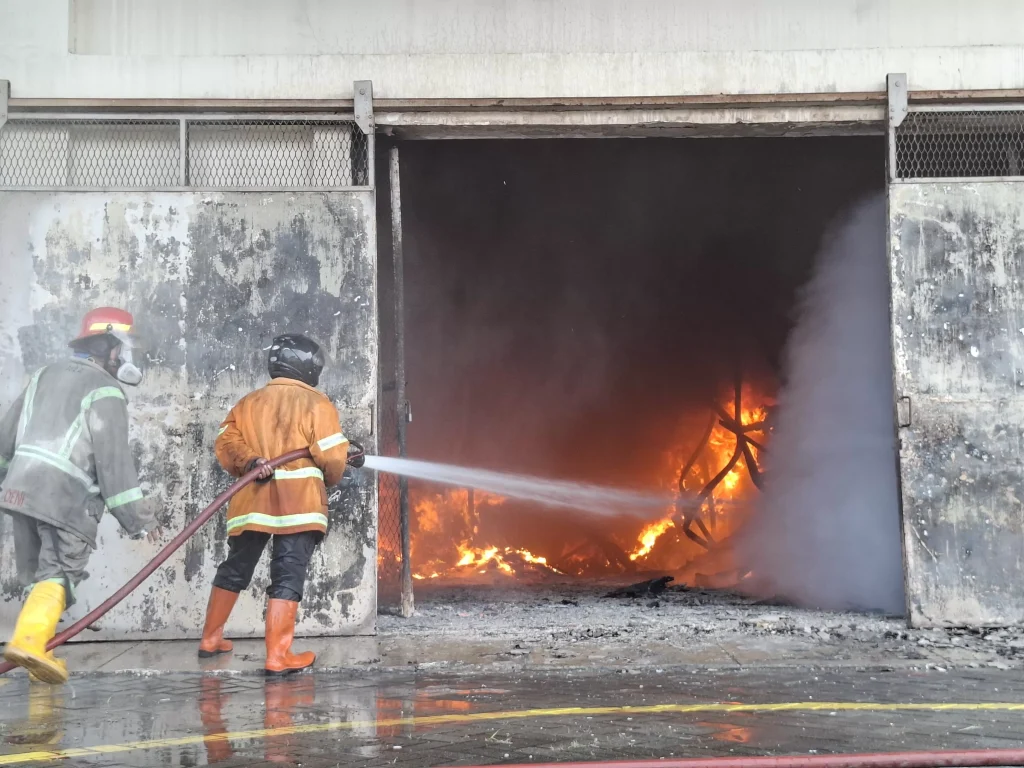 Pabrik Sepatu di Mojongapit Jombang Terbakar, Asap Tebal Membubung