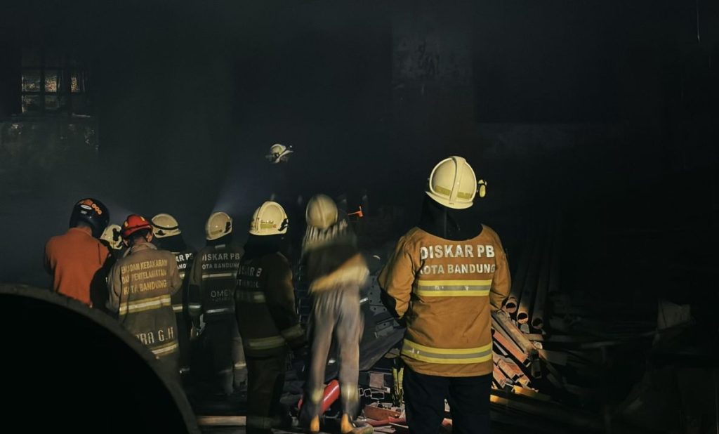 Gudang Besi Tua di Bandung Terbakar, 12 Armada Damkar Dikerahkan