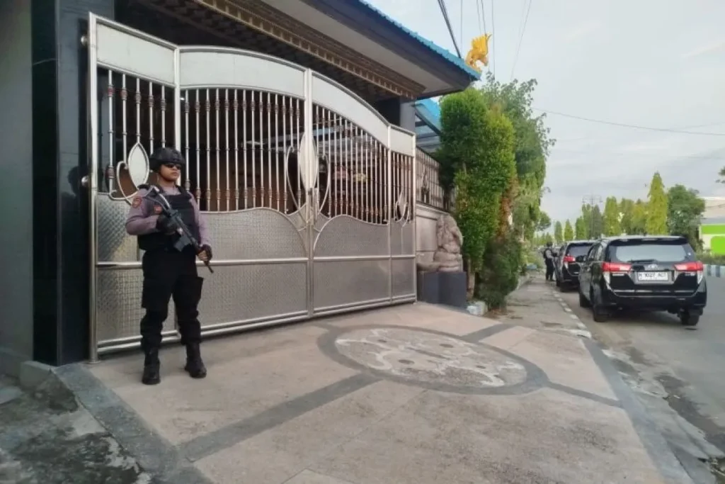 KPK Temukan Senjata Api saat Geledah Kantor Kontraktor Monumen Reog