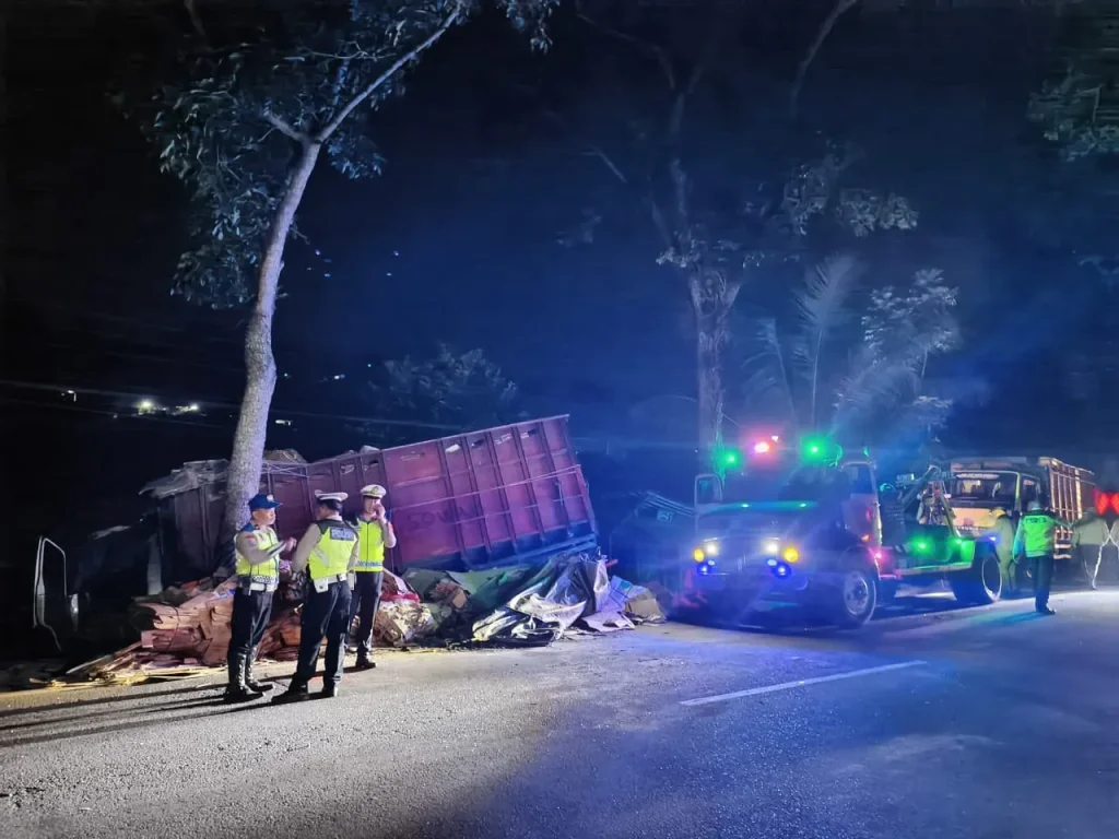 Dua Truk Tabrakan di Magelang, Sopir Terjepit Dievakuasi