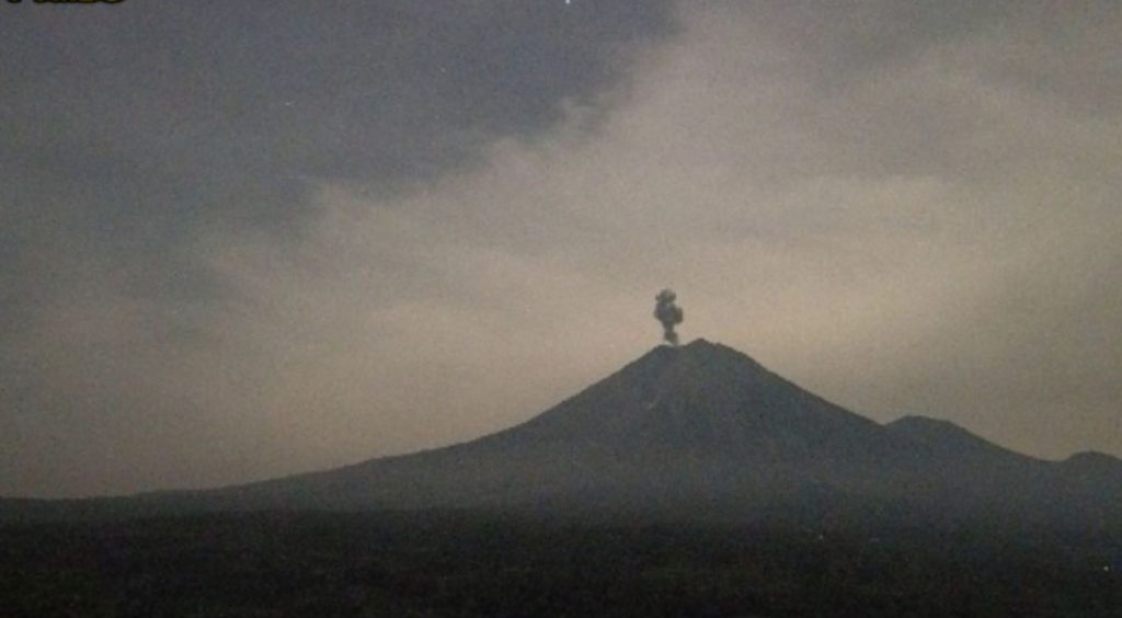 Semeru Kembali Meletus Dini Hari, Kolom Abu Capai 900 Meter