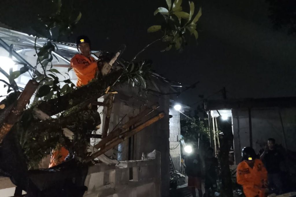 Angin Kencang dan Longsor Terjang Ciomas