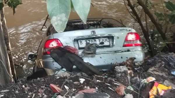 Hindari Mobil, Sedan Terjun ke Kali di Depok