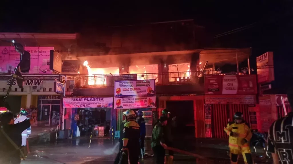 Kebakaran Hanguskan Deretan Usaha di Siradj Salman