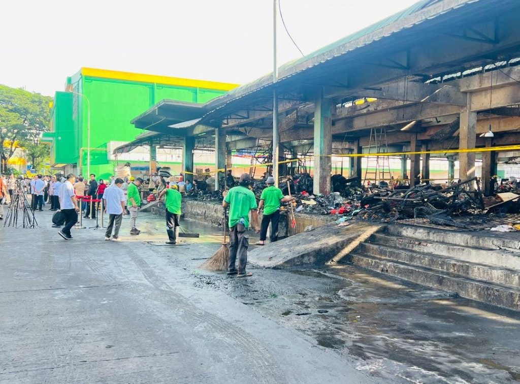 Jelang Kedatangan Pramono, Area Terbakar Pasar Induk Kramat Jati Dibersihkan