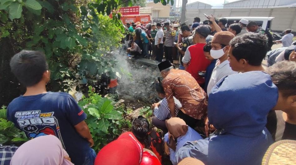 Mayat Perempuan Tanpa Identitas Ditemukan di Sungai Pinggir Jalan Pasuruan