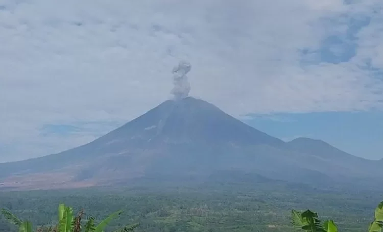 Erupsi Gunung Semeru Berlanjut, Masyarakat Diminta Siaga