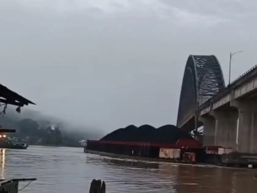 Kapal Ponton Batu Bara Tabrak Pilar Jembatan Mahulu
