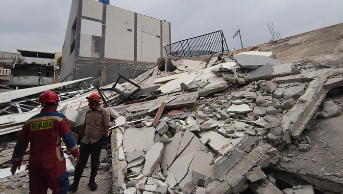 Gedung Parkir Dua Lantai di Koja Ambruk Mendadak