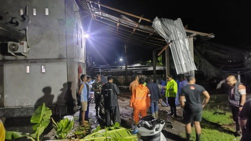 Puting Beliung Sapu Tiga Bangunan di Jembrana