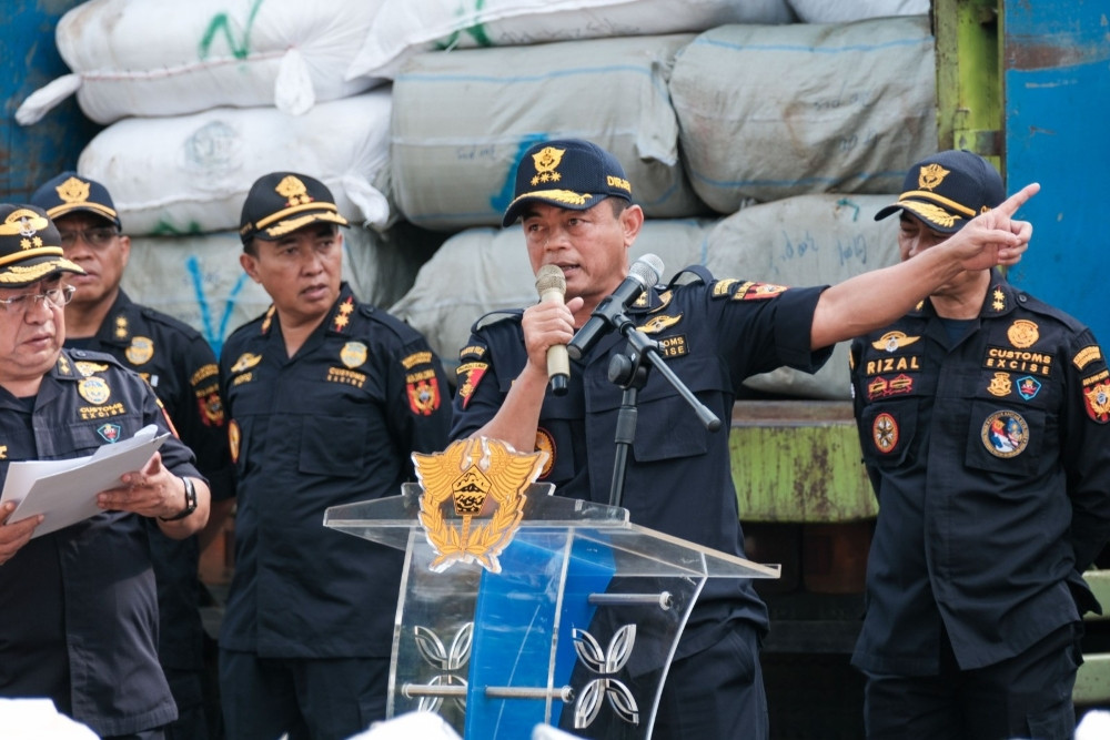 Bea Cukai Sita Kontainer dan Truk Berisi Balpres Ilegal