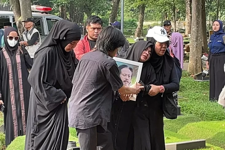 Pemakaman Epy Kusnandar Diiringi Isak Haru Keluarga
