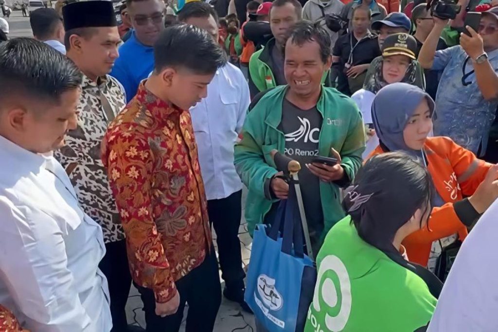 Natal 2025, Wapres Gibran Berbagi Sembako dengan Ojol di Semarang