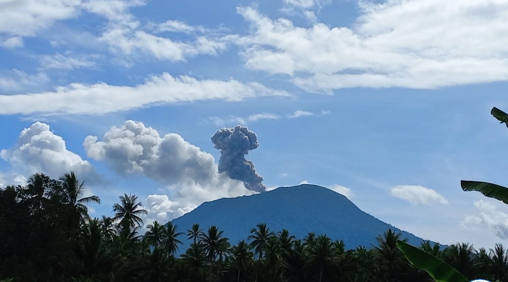 Gunung Ibu Erupsi, Warga Diminta Jauhi Zona Rawan