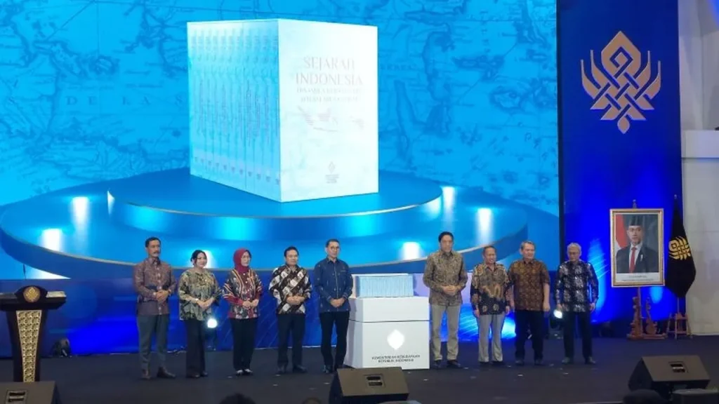 Menbud Fadli Zon Luncurkan Sepuluh Jilid Sejarah Indonesia Terbaru